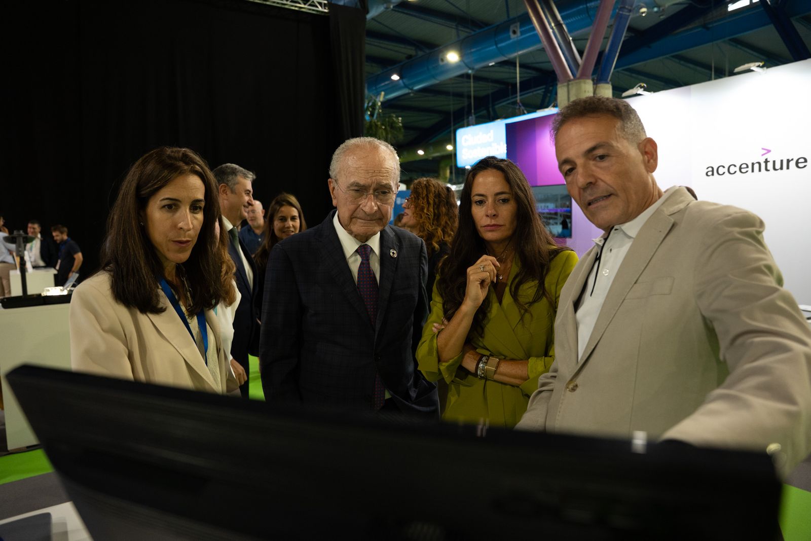 El alcalde Francisco de la Torre y su comitiva miran una pantalla mientras Francisco Orellana les muestra TuCiudad