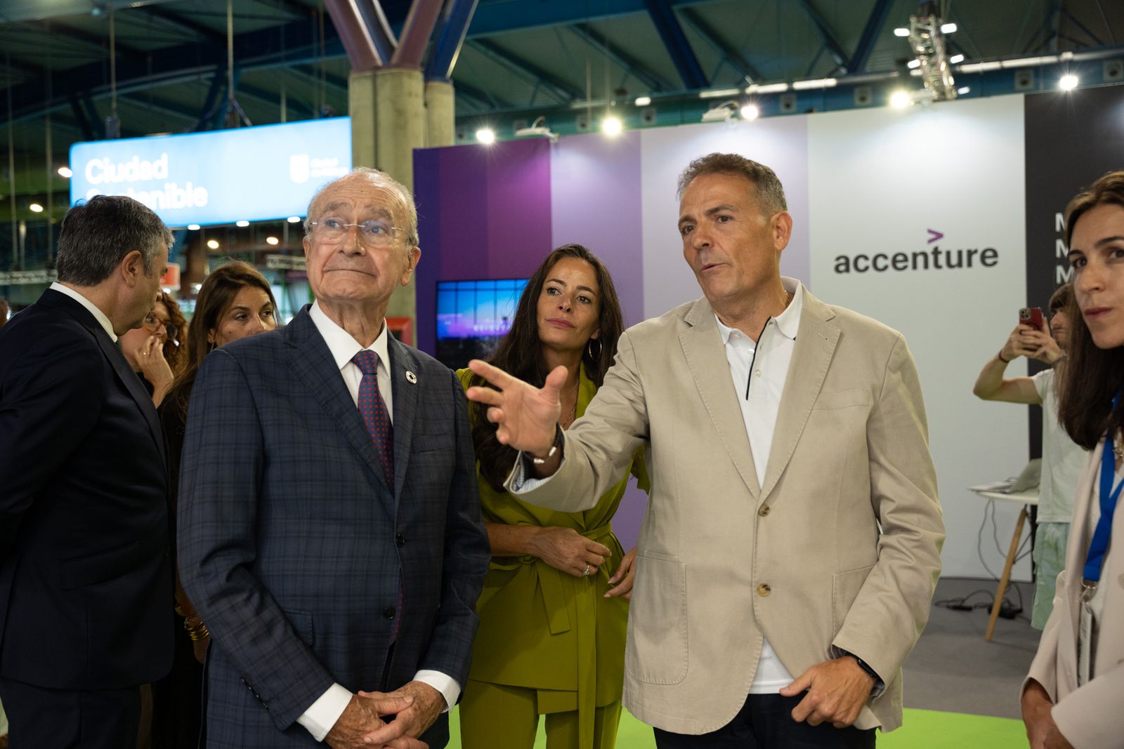 Francisco Orellana explica TuCiudad al alcalde Francisco de la Torre en el stand
