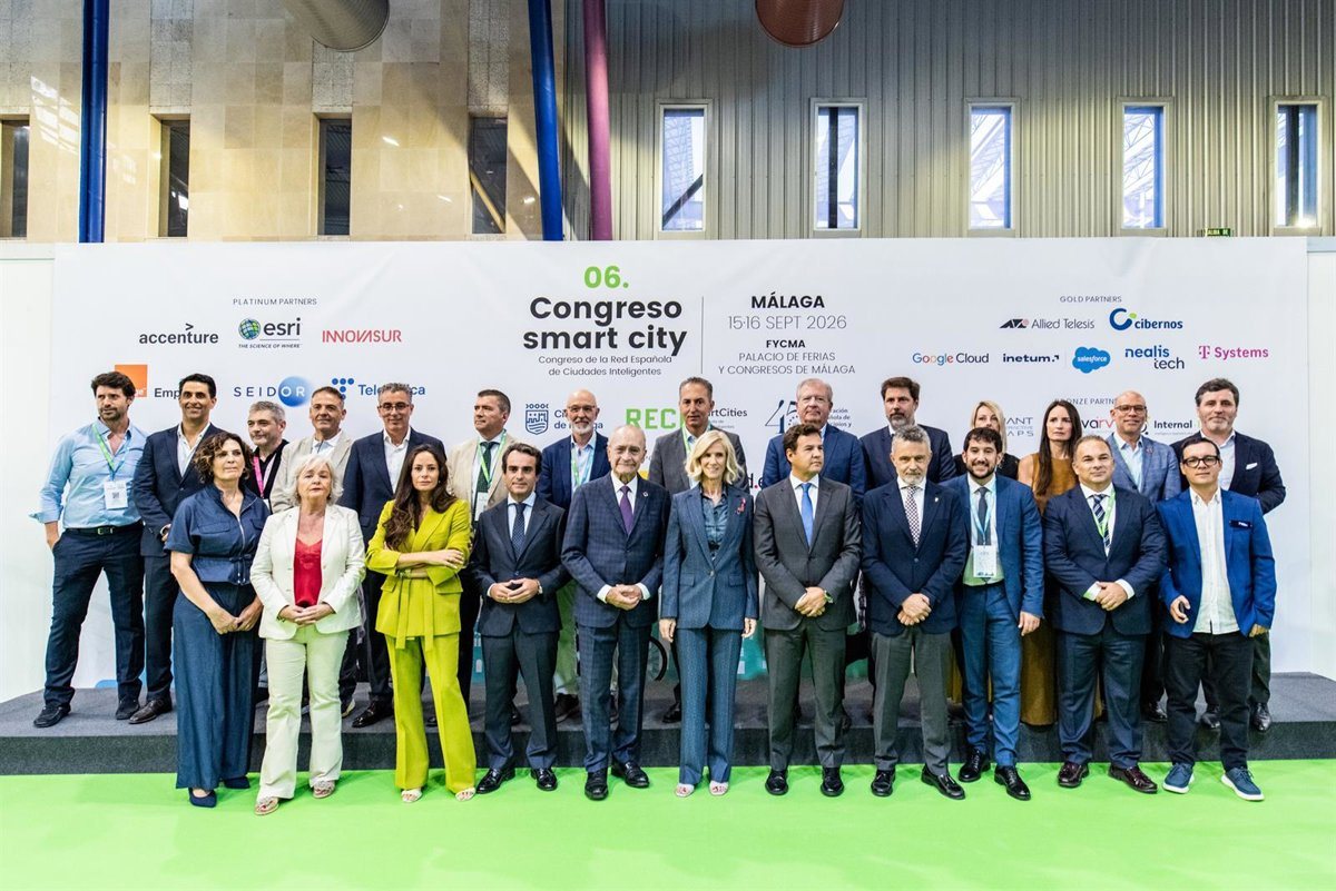 Francisco Orellana con autoridades y partners ante el photocall del VI Congreso Smart City RECI