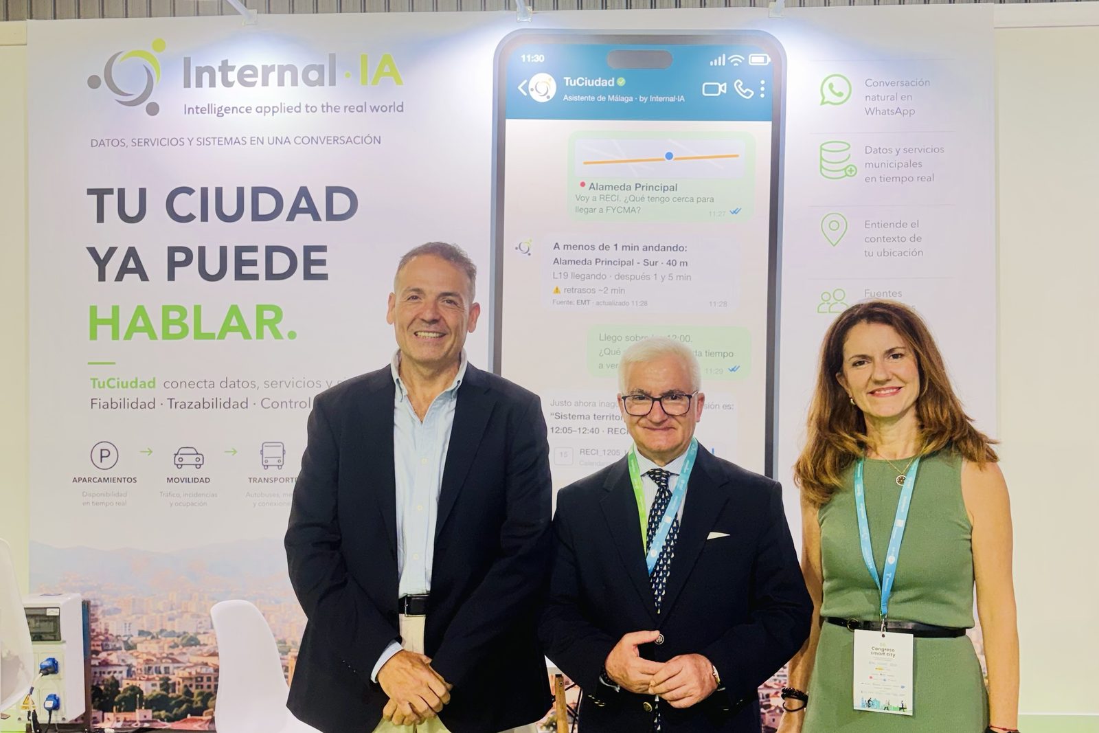 Francisco Orellana, Vito Epíscopo y Gema Casquero ante el rótulo «Tu ciudad ya puede hablar» del stand de Internal·IA