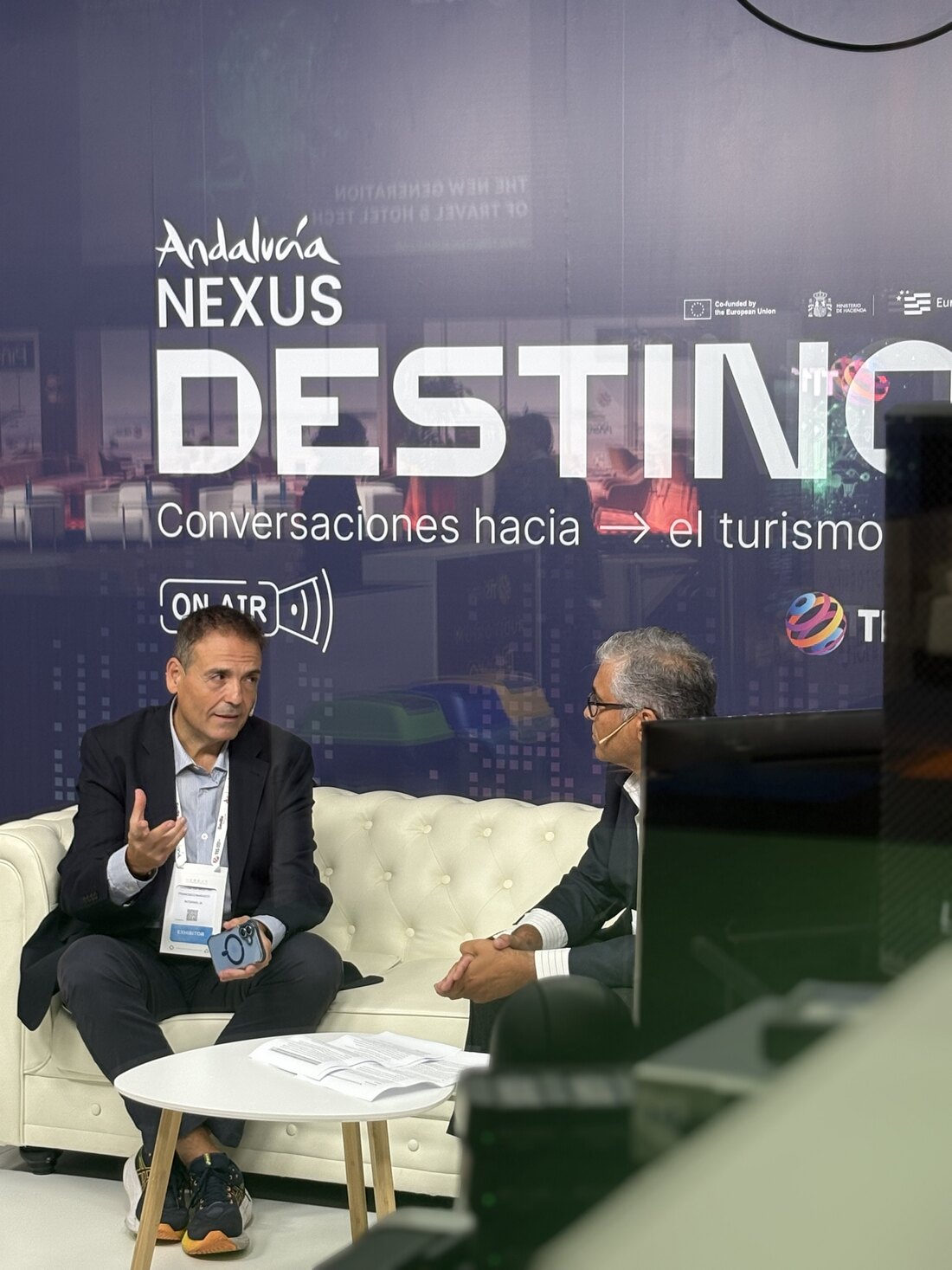 Francisco Orellana and Francisco Rodríguez sitting on the sofa of the Andalucía NEXUS set
