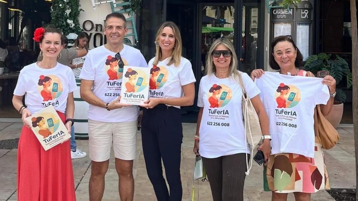 Gema Casquero y Francisco Orellana con amigos y visitantes frente a calle Larios durante la Feria de 2025